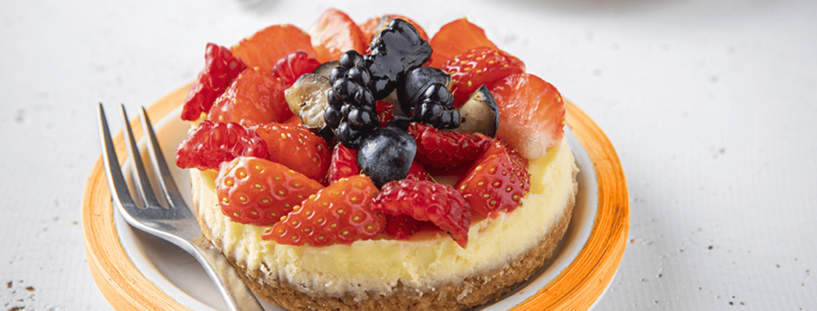 Mini cheesecake tarts with red berries - La Perruche